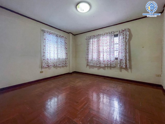 *****ทาวน์เฮ้าส์มือสองย่านนนทบุรี ม.ลุมพินี บางบัวทอง หลังมุม! เนื้อที่เยอะถึง 33.5 ตร.ว. ฟังก์ชัน 2 ห้องนอน 2 ห้องน้ำ 1 ที่จอดรถ แถมฟรี! 1 เครื่องปรับอากาศ บนทำเลเดินทางสะดวก เพียง 7 นาทีก็ถึงรถไฟฟ้าสายสีม่วง "สถานีคลองบางไผ่" ใกล้เซ็นทรัลเวสต์เกต ทางด่วน "ศรีรัช"